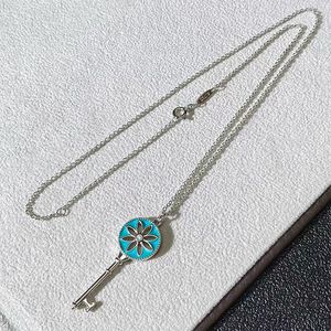 Colar clássico banhado a ouro 18K para mulheres colar de joias de designer de luxo com pingente de chave de diamante colares para festa de casamento presente de Natal