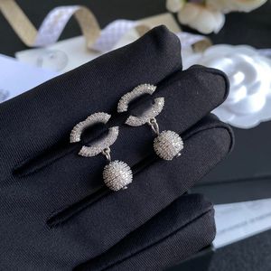 Üst düzey cazibe tasarımcısı kulak saplama Asla solma bakır 925 Gümüş Küpe Moda Bayan Marka Mektubu Kristal Rhinestone Eardrop Kadın Düğün Takı