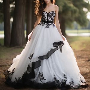 Abito da sposa vintage lungo in bianco e nero Applicazioni in pizzo senza maniche Lungo A Line Abiti da sposa gotici Corsetto con lacci sul retro Abiti da sposa da giardino taglie forti 2024