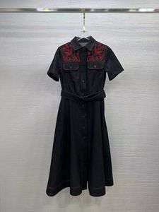 Milan Runway Dress 2024 Black Lapel Neck Kort ärmar denim broderi bälte långa klänningar semester vestidos de festa 22903