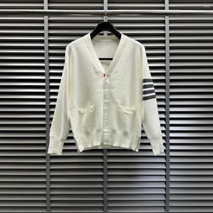 Maglioni da uomo Maglieria da donna Maglione Autunno Inverno Scollo a V Marchio di moda coreano Top casual 4-Bar Cardigan di alta qualità Abbigliamento