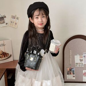 Ins barn bär tryckta handväskor Fashion Girls Pu Leather Single Shoulder Hink Bag Kids Cartoon Crossbody Bags Z5507