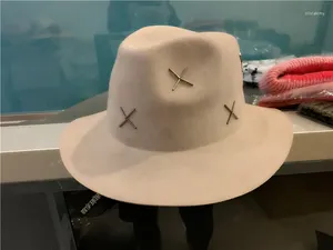 Berretti 202411-Shi Autunno Colore nudo Morbido tessuto in feltro di lana Cappelli stile Fedora e borsalino con perline a mano Cappello da donna per il tempo libero Panama Jazz