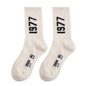 Trendige Socken für Männer im Jahr 1977, mittlerer Schlauch, digitale Sport-Designer-Socke, europäische und amerikanische Straßenmode, Frühlings- und Herbst-Baumwollsocke