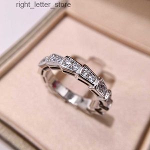 Ringar tung industriversion Silver Snake Ring Female Europe and America Light Luxury Super Flash Full Snake Section Snake Bone Creative Poymer Ring 240229