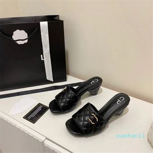 Chinelos França Sapatos Verão Diamante Padrão Quadrado Toe Raso Slide Luxo Designer Sandália Banda Nome 2C Checkered
