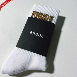 Rhude Socks Men Socks Calcetines Womener Luxury عالية الجودة عالية الجودة من القطن النقي للعلامة التجارية التمثيل عرق العرق امتصاص العرق في جوارب الهواء tgrd