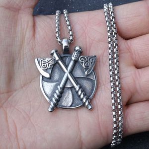 Punk Wolf Tide Double Axe Disk Round Pendant Halsband med titan rostfritt stålkedja Antik Silverfärg Män kvinnors festsmycken Tillbehör Partihandel