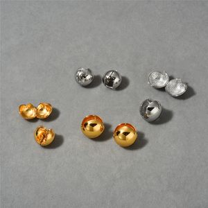 Design di nicchia europeo e americano Orecchini a sfera rotondi vuoti in metallo placcato in rame placcato oro reale 18 carati Orecchini semplici Clip per orecchio versatile da donna