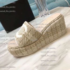 Chanells Sandal Designer Sandal Luxury Sandal 작은 향기로운 두꺼운 단독 슬로프 힐 슬리퍼 Chanells Sandal High Heel Open Slippers 플랫폼 Chanelsandals E4A