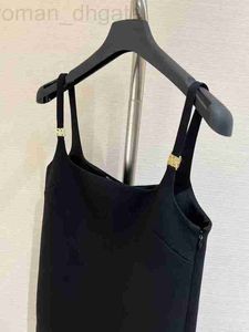 Grundläggande avslappnade klänningar Designer Fashion Designer Summer Black Color Sexig A-Line Mini Dress Women's Spaghetti Strap High midje Metal Patchwork K371 A86