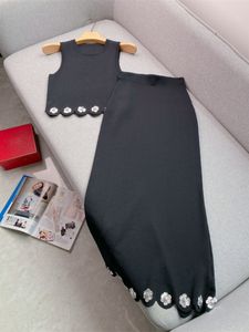 2024 Summer czarne kwiatowe cekiny dwuczęściowe zestawy sukienki bez rękawów dzianinowy top + solidny kolor spódnicy w połowie zawartości dwuczęściowy garnitury Y4W310043