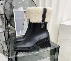 2021 مصممين جدد الثلج أحذية النساء أزياء ناعمة جلدية شقة الفتيات غير الرسمي شتاء الحذاء البني مع نصف التمهيد أسود 2416174