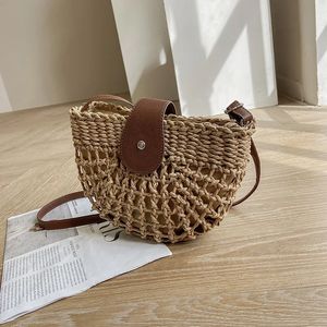 Summer Rattan Crossbody Bag sadel axel handgjorda dam små handväskor ihåliga vävda bohemklapparväskor 240517