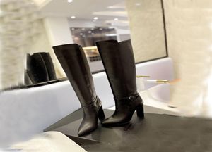 Elegancki design nowych długich butów Designer Luksusowa zimowa owcza skóra Women039s Spoikowane buty modne obcasy kolanowe kowbojskie buty E2889175