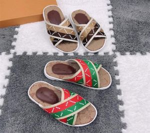 Kids Letter G Slippers مصمم فاخر مصمم بني مسطح صندل 2022 صيف الأطفال بويز الفتيات العلامة التجارية الشباب طفل الشباب الجلود Summe6500600