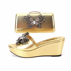 2024 Kvinnor damer läder sommar sandaler wedage med klackar fjäril påfågel strass Peep-tå färgglad diamant med handväskor bröllopsfestskor uppsättningar siz 37-44