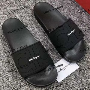 2024 Designer Sandaler Italien tofflor Paris Ny gummi Ferra Feragamo Slides Sandaler Floral Brocade Kvinnor Män tofflor Flat Bottoms Womens Fashion Rands Beach