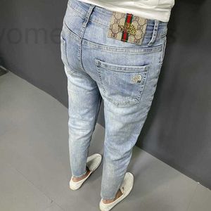 Mäns jeansdesigner Summer Slim Denim Men's Korean Casual Stretch mångsidiga passformbyxor med trendiga varumärken High-End Light Colored Croped Dos8