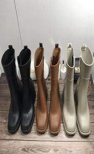 2021 Kadınlar Betty Boots PVC Kauçuk Beeded Platform Kneehigh Uzun Yağmur Bot Siyah Su Geçirmez Hazırlık Ayakkabıları Açık Yağmur Yapımları Yüksek Hee2589445