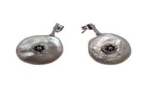Guaiguai Jewelry Natural 22mm Big White Coin Keshi Pearl Ohrringe CZ Pave Bolde Handgefertigt für Frauen5657545