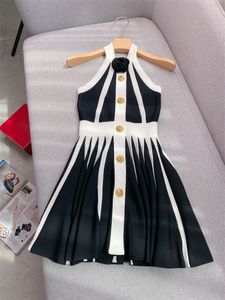 2024 Summer White Black Contrast Color Halter Sticked Dress Sleeveless runda nackknappar Mini Kort klänning Y4W30245M