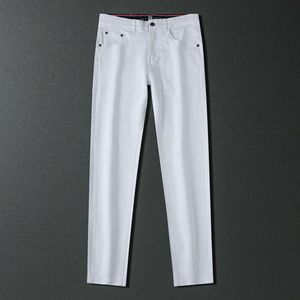 Lätt lyxiga tian si -jeans, mäns tre tyg, elastiska svarta långa byxor, små raka ben anti blekande elastiska små benbyxor, mäns