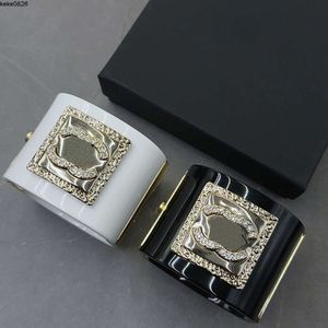 Nowa luksusowa designerka złota diamentowa bransoletka dla kobiecego zespołu na nadgarstek Białe czarne akrylowe bransoletki Bracelets Oficjalna marka replika prezent premium