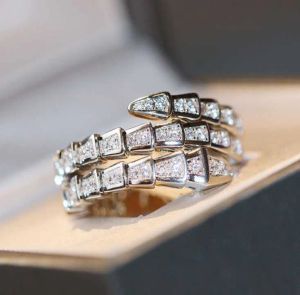 Luxury Quality Classic Diamonds Rings Style Charm Ring With Sparkly Diamond Designer Jewelry Bijoux för Lady Flower Shape Wedding Party A1