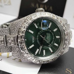 Dostosowany VVS Moissanite Diamond Watch Mechanical Watch Baguette Diamond Green Watch 18K White Gold Luksusowy zegarek mechaniczny dla mężczyzn