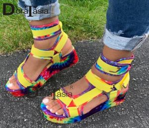 Doratasia 2020 Nya damplattform Sandaler Ins färgglada kilar Summer Sandaler Women Party Whole Shoes Woman7536050