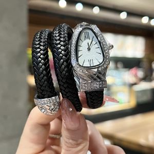 Guld Snake Winding Women Fashion Crystal Quartz Bangle Armband Ladies Watches Gifts