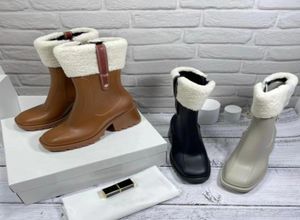 أحذية قصيرة كلاسيكية فاخرة مكتنزة مكتنزة الكعب Rainboots مصممة النساء العلامة التجارية مربع أخمص القدمين نصف أحذية أعلى الجلود الشتاء فاشيو 648252