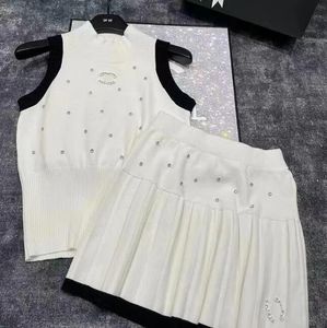 Designer Casual Suit kjol Kvinnors tvådelar Fashion Letter Print Dress Kort ärm Topp Slim Kjoldräkt