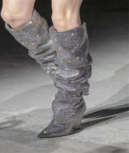 2021 여성 겨울 부츠 패션 패션 스파클링 다이아몬드가 뾰족한 발가락 8cm 콘 힐 모델 신발 큰 여성 039s Overtheknee B3638551
