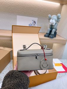 حقيبة صندوق غداء من Loro Piano Leather مع وجه مبتسم وعلامة معلقة صغيرة ، مع اثنين من الأشرطة الكتف القابلة للتعديل وحقيبة كتف محمولة 1: 1