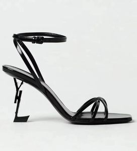 Elegancka marka kobiet Opium Sandals Buty Czarne patent skórzany klamra błyskotliwy kostkę