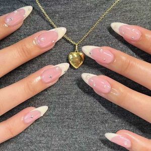 False chiodi da 24 pezzi da mandorle staccabili con un chiodi falsi con decorazione di perle eleganti disegni falsi francesi punte piene per la nail art premi sui chiodi Z240603