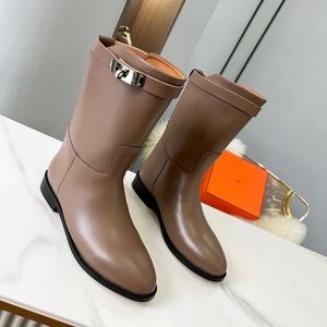 Classic Leather Slip-On Mei-Botas Knight redonda de ponta dos pés saltos de cinto de cinto de fivela botas de cavaleiro de gênero neutro casual botas de luxo designer de moda feminina sapatos de moda