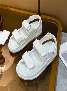 Sandals designer Nuova catena sandalo con fibbia in oro Donne di alta qualità Slifori Crystal 100 Piatta a piattaforma trapuntata Casualmente 1690054