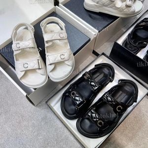 Kvinnors slip pappa sandal tofflor sandaler justerbar ankel spänne glider kohud quiltade textur mulor klassisk plattform utomhus strandsko fritid sko