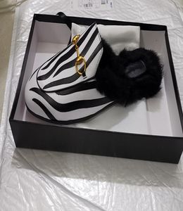 Flippers com couro de cabelos com caixa com caixa clássica moda Black Rabbit Slippers Form Woman3328957