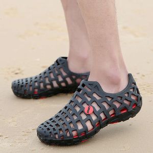 2021Summer Su Erkekleri Breathble Hollow Beach Sandalet Yukarı Akış Aqua Ayakkabıları Kadın Hızlı Kuru Nehir Deniz Terlik Dalış Yüzme