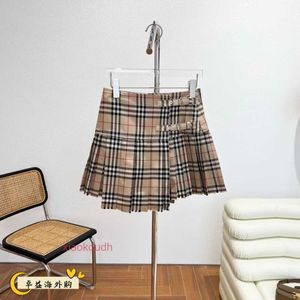 최고의 고급 Burbbry Trendy All Love Designer New Summer Classic Classic Classy Casual Skirt 클래식 격자 무늬 패치 워크 High Wared Aline Skirt Short Shirt