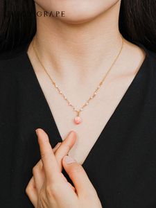 Suicy Grape Brand Designer Kvinnor Halsband Pink Pendant Collar Chain French Emamel Peach Necklace Gemstone Pendants Chains For Neckors Presentvän och flickvän