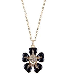 Svart liten blomma inlagd med guldskalle Saturnhalsband lackerad skalle blommahalsband8704445