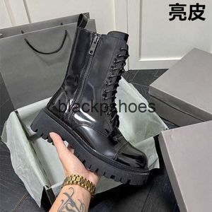 Balencaiiga Balenicass Boots Winter New and Womens Boots Paris Catwalk Black Bright Patent Leather Thick Soled Lace Side Zipper Round Head Motorcycle Boots