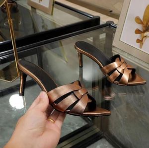 مصمم مصمم فاخر Stiletto Sandals للنساء العالي الكثافة المصممة المصمم من الجلد الصيف مع سلسلة أزياء الأحذية مصمم الكعب ارتفاع