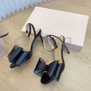 Projektantki sandały projektanci z pudełkiem mody Nowy łańcuch wycieczkowy Sandały pięty sztyletowe lekkie i wygodne