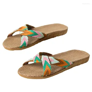 Slippare sommar för kvinnliga kedja glider hemgolvskor lin bälte tyst svett sandaler